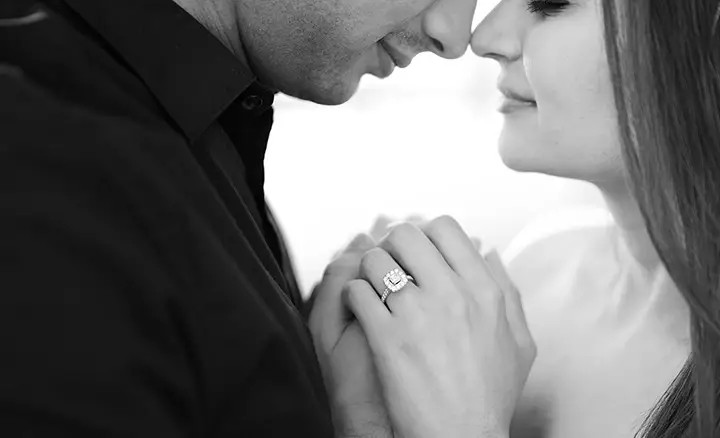 19 Awesome Ring Shots To Announce Your Engagement Mobile Image