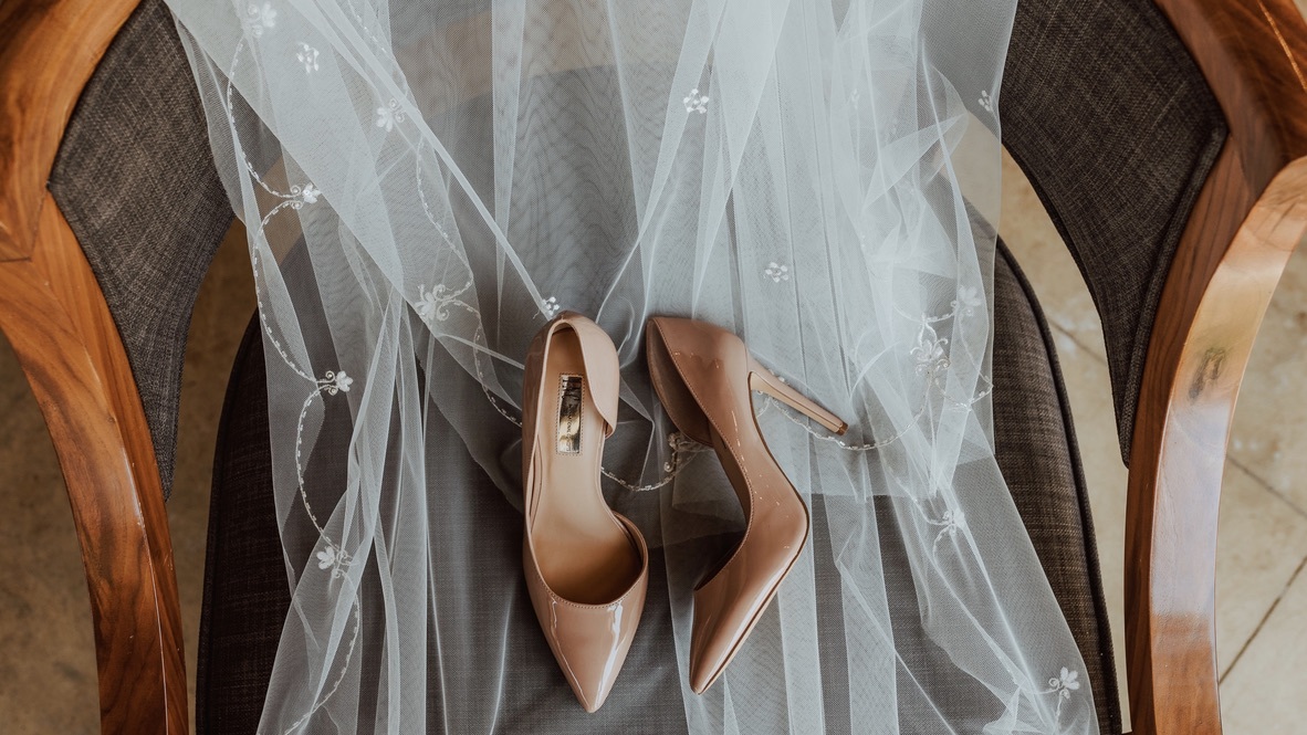 How to Choose the Perfect Veil for Your Wedding Dress Desktop Image