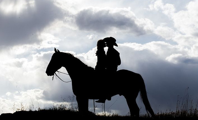 Silhouette and Shadow Engagement Photos ~ we ♥ this! moncheribridals.com