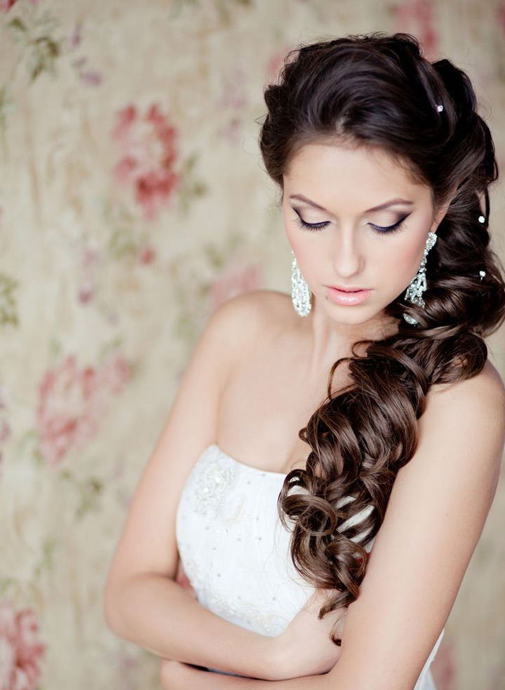 Top 11 Bridal Hairstyles For Curly Hair To Rock On Your D-Day!