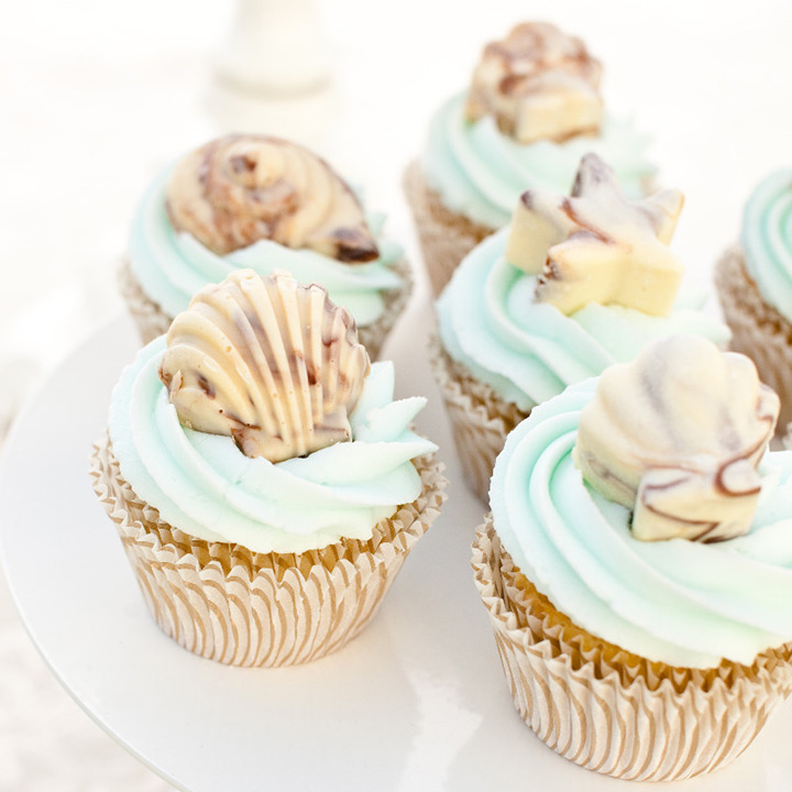 beach wedding cupcakes ~ we ❤ this! moncheribridals.com