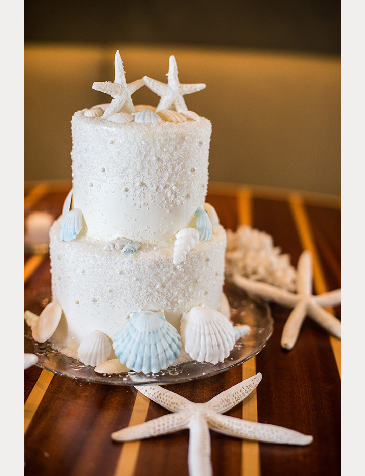 beach wedding cake ~ we ❤ this! moncheribridals.com