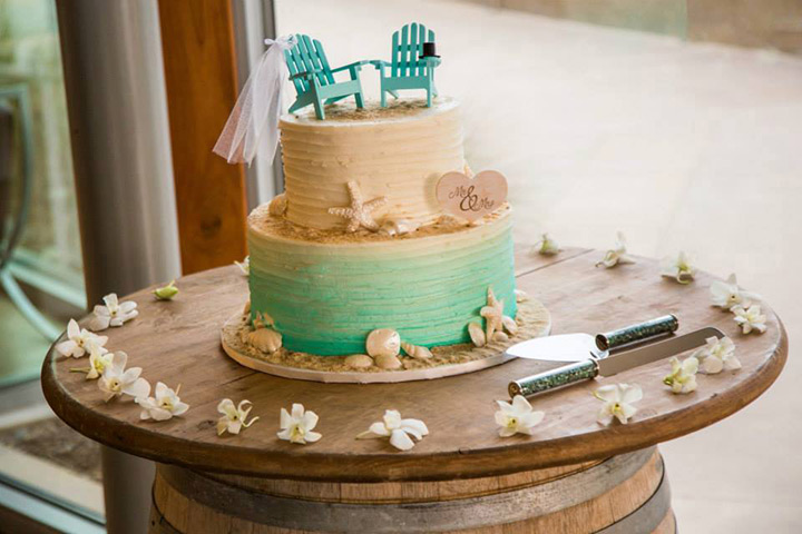 beach wedding cake ~ we ❤ this! moncheribridals.com