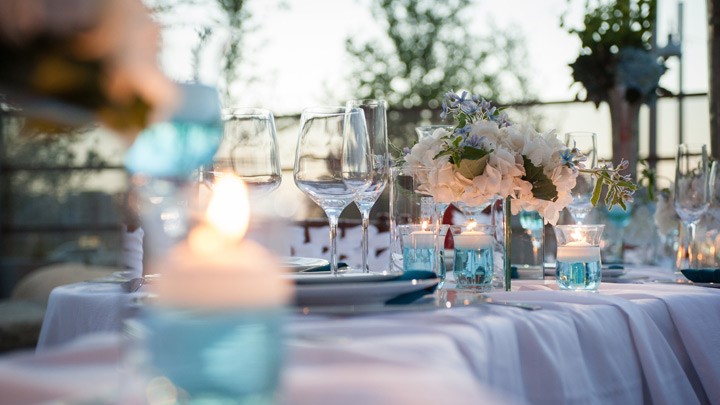 Featured image of post Wedding Reception Centerpieces With Floating Candles - A simple bowl of floating candles makes as exquisite centrepiece, especially for an evening or winter wedding.